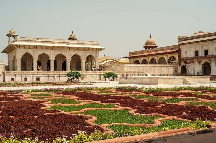 Delhi to Agra Same Day Tour with Skip-the-Line Taj Mahal Entry